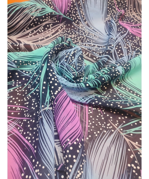 Delikatna tkanina szyfon - wzór w różowe, szare i miętowe pióra